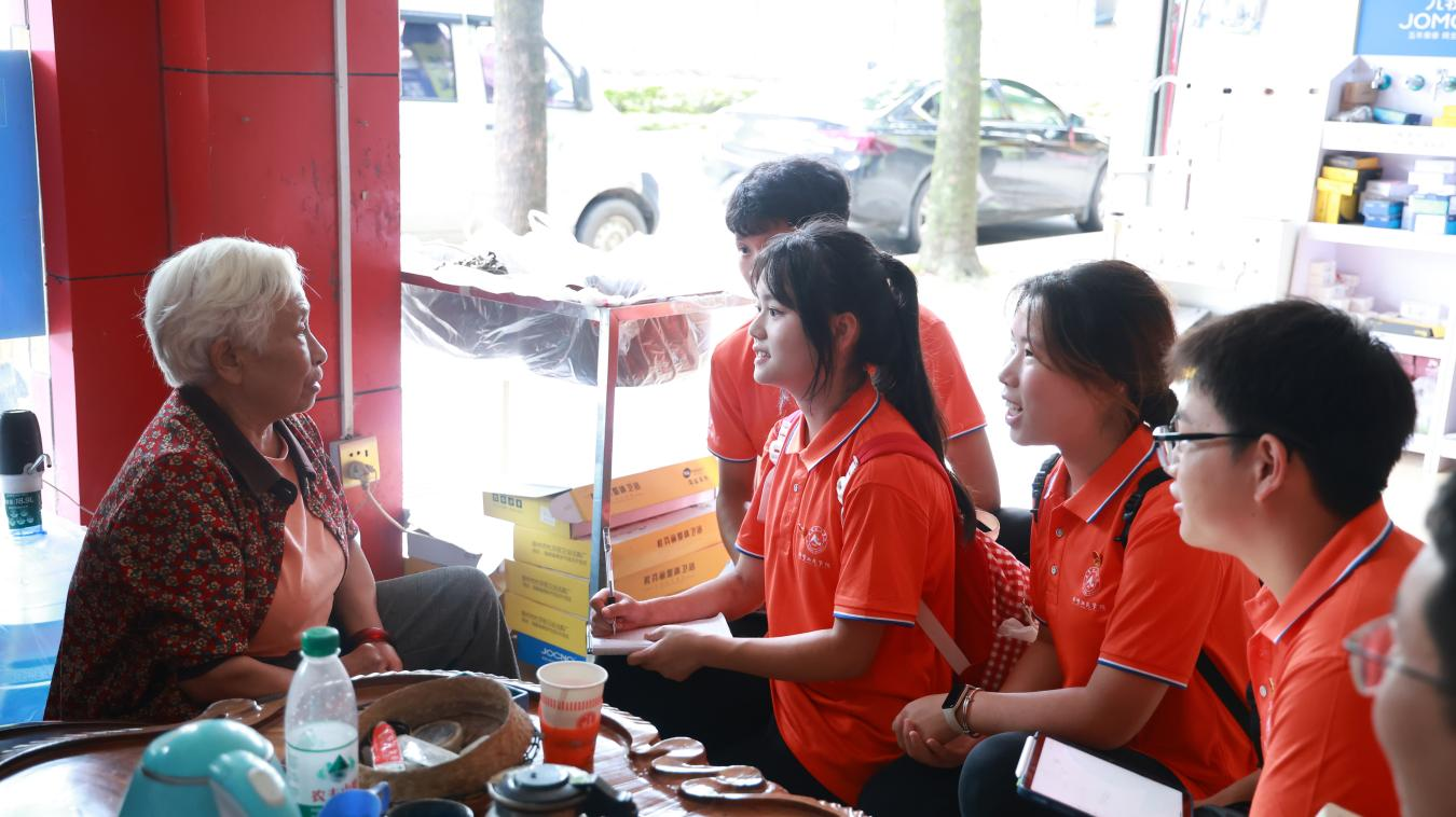 圖為代娜在騰沖市滇灘鎮(zhèn)開展宣講活動（右一）.png